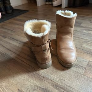 Ugg Short Boots Size 8.5